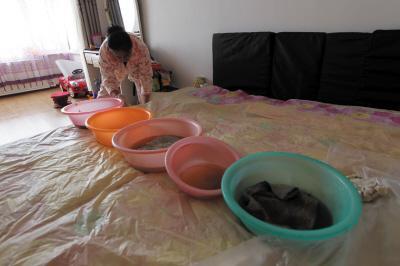 府谷楼上漏水，住户失联，小区没物管，业主维权难！律师来支招……